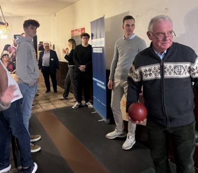 Brgermeister Werner Wll (CDU) zeigt den JUlern wo es lang geht.