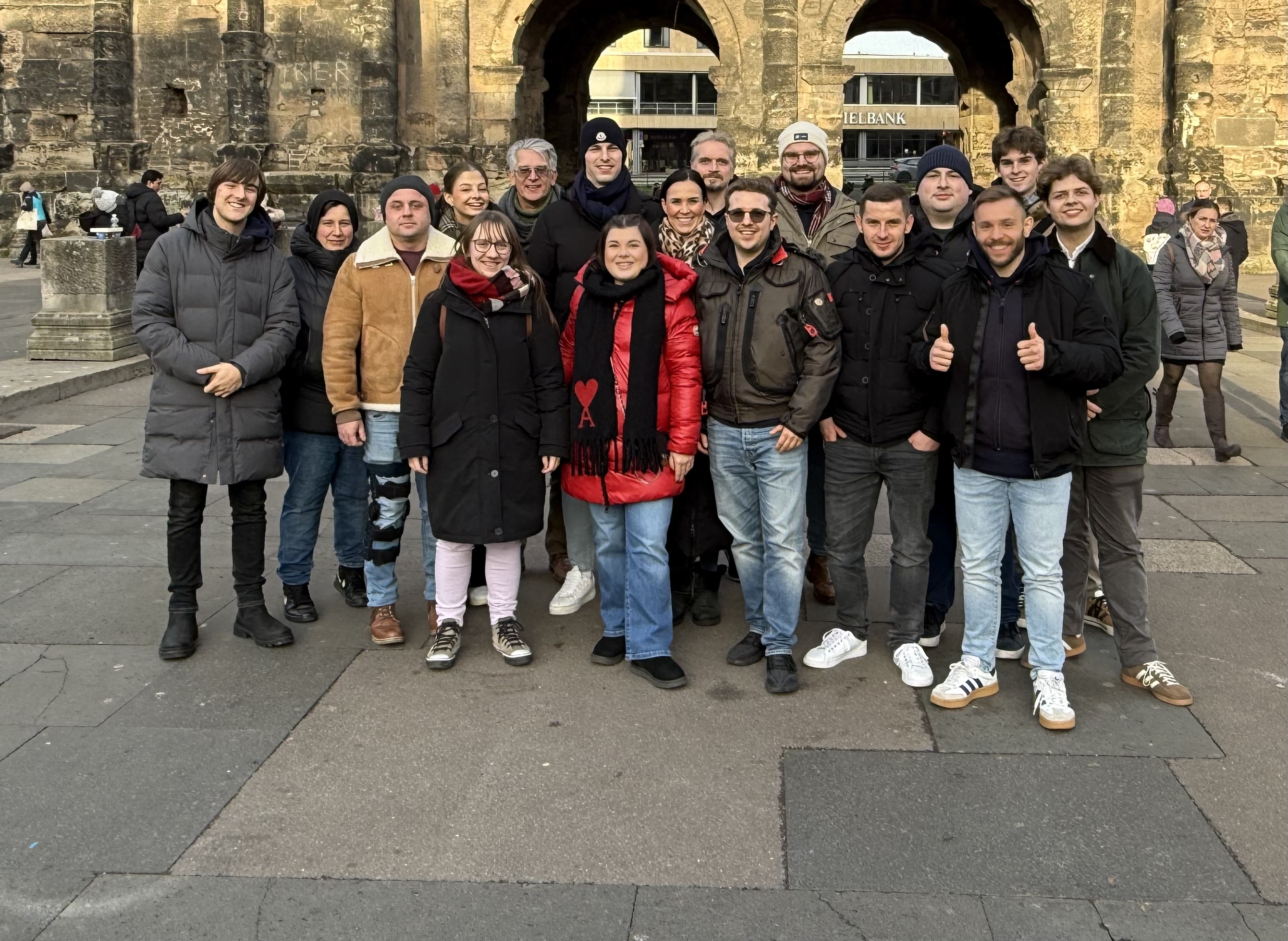 Die JU vor der Porta Nigra in Trier.